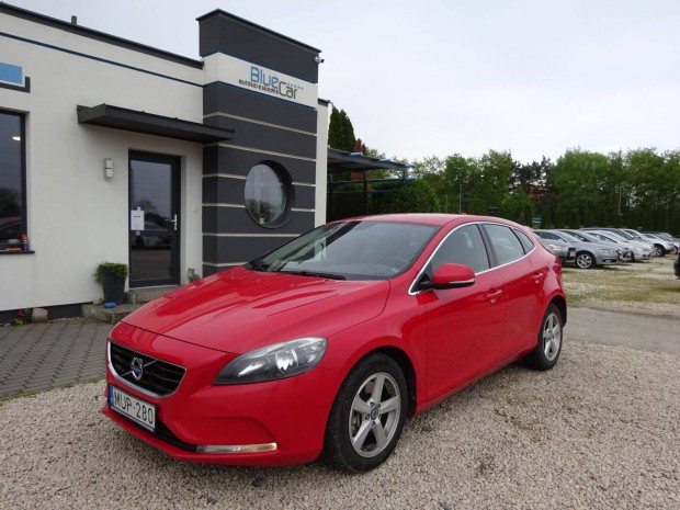 Volvo V40 2.0 D [D3] Momentum Megbizhat Gazdas...